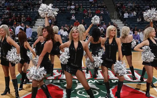 WNBA：李月汝称霸内线6+5前场板，洛杉矶火花惨负，球队三连败